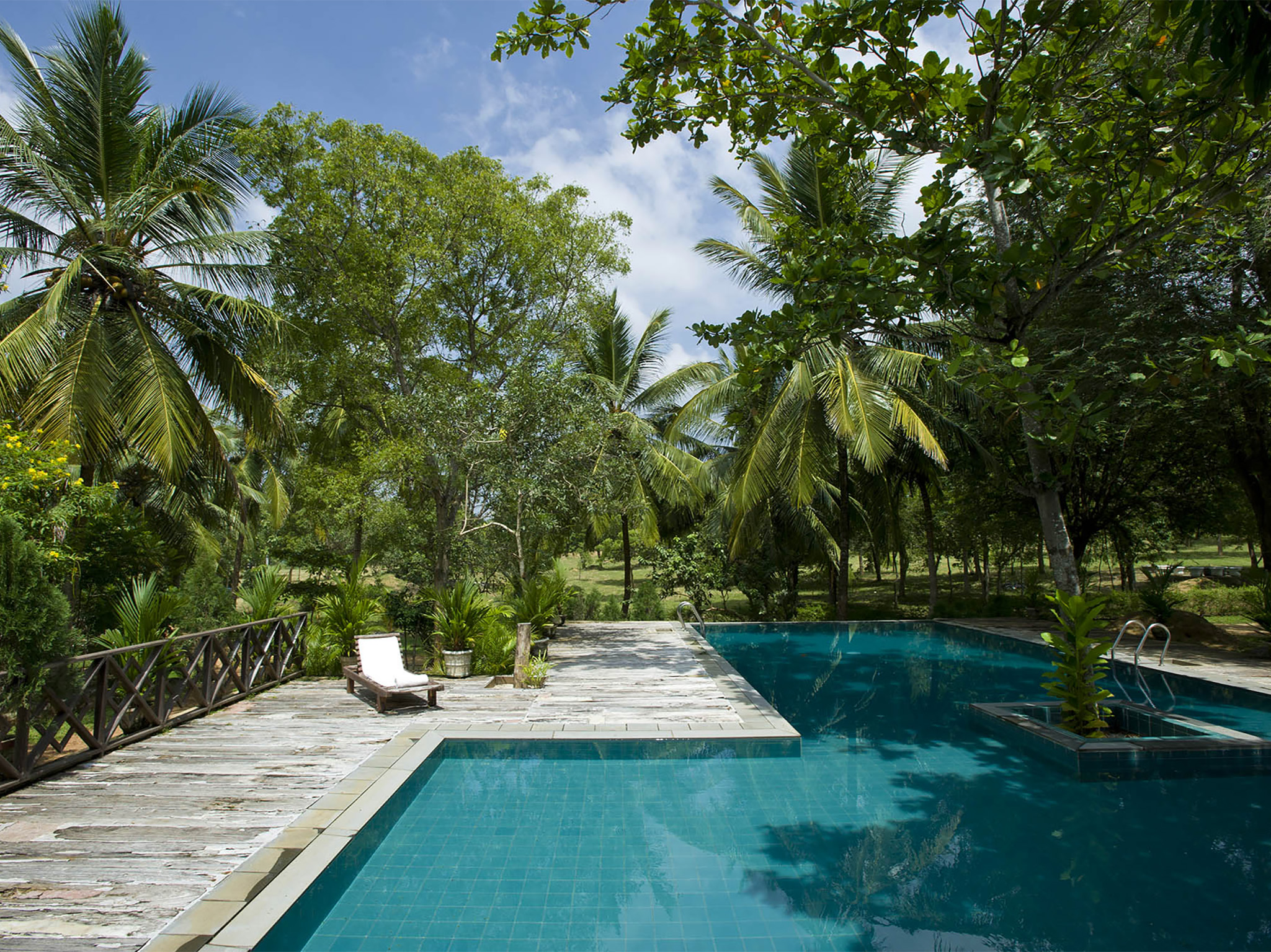 Oceans Edge - Pool and garden view - Ocean’s Edge, Tangalle, South Coast